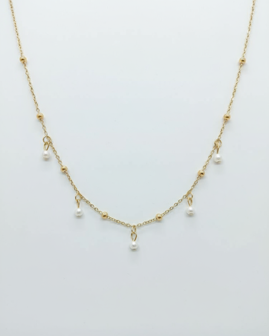 Gold-plated string necklace with tiny pearls and shells