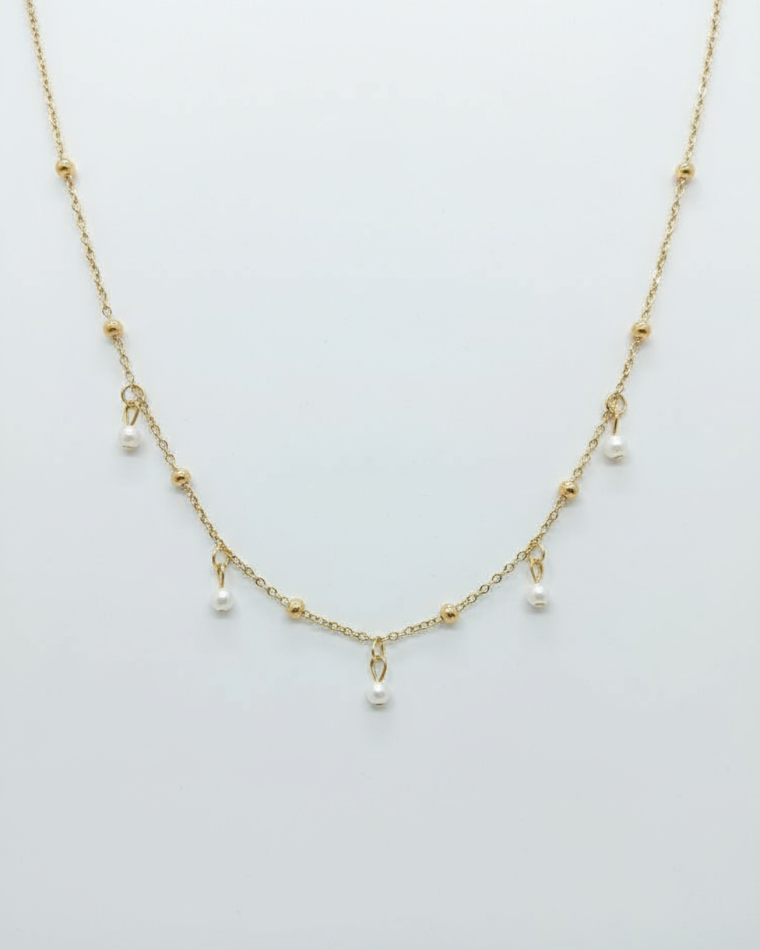 Gold-plated string necklace with tiny pearls and shells