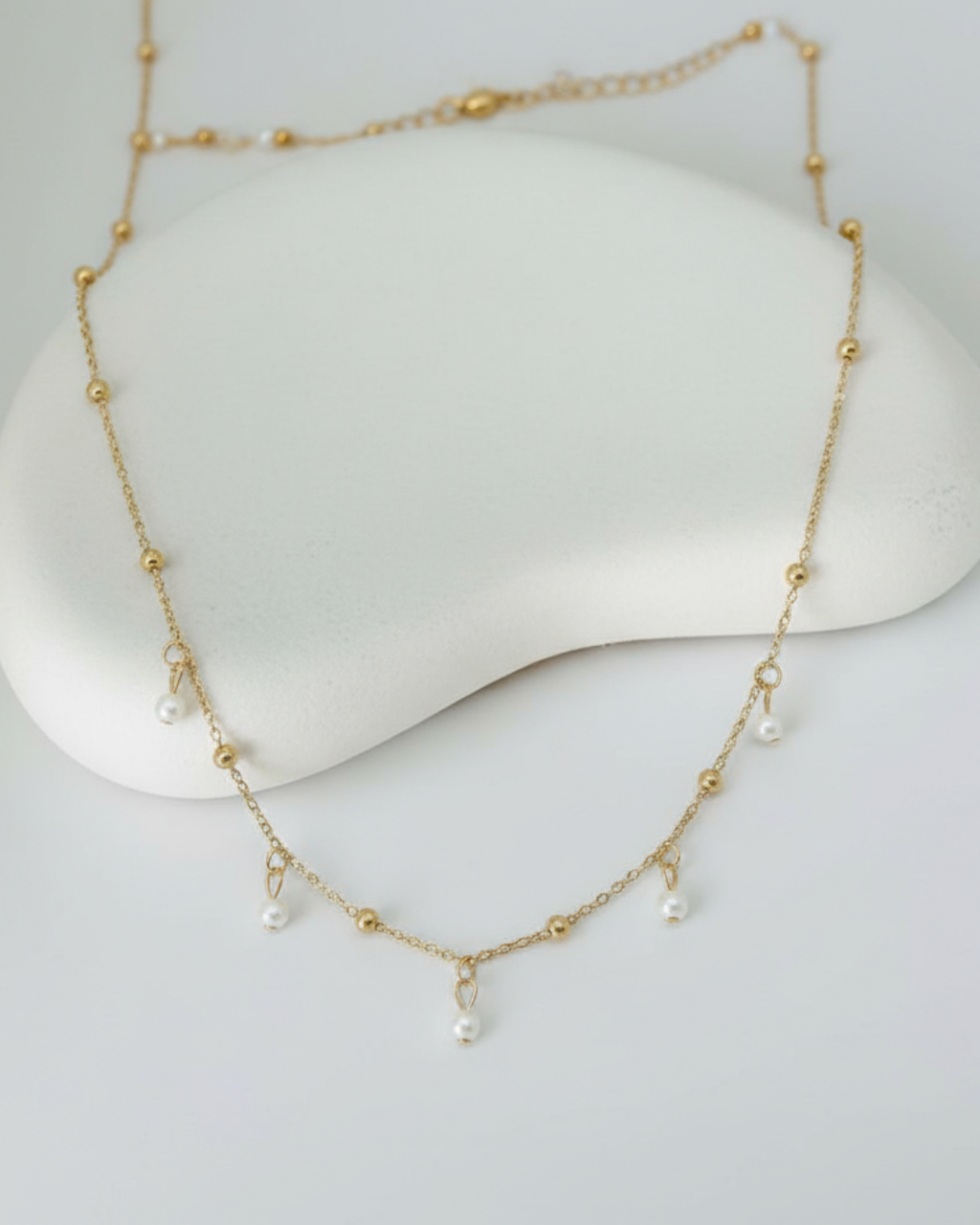 Gold-plated string necklace with tiny pearls and shells
